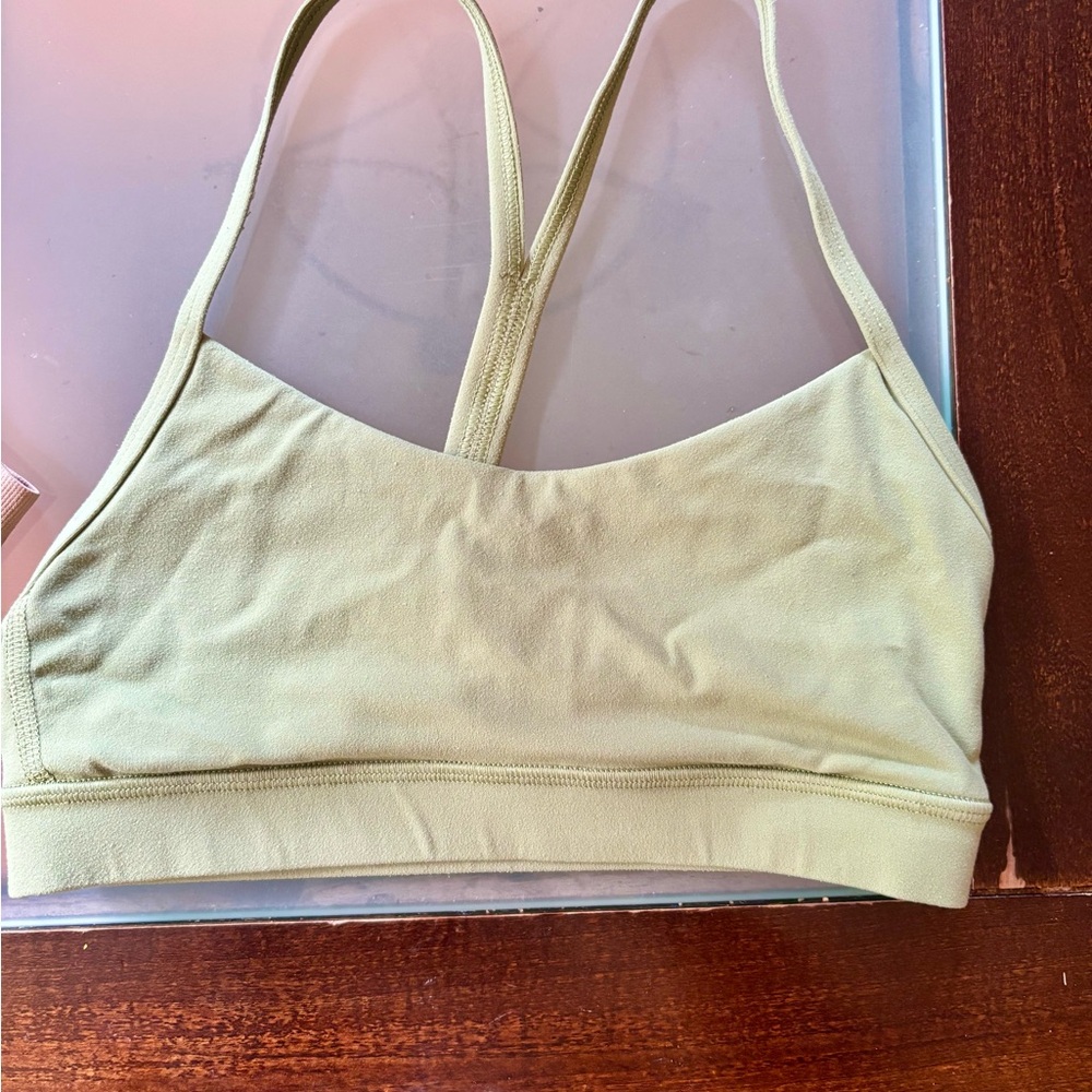 Women's Lululemon Flow Nulu Y-Bra size 4!